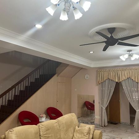 D'Lestari Homestay Сери-Кембанган Экстерьер фото