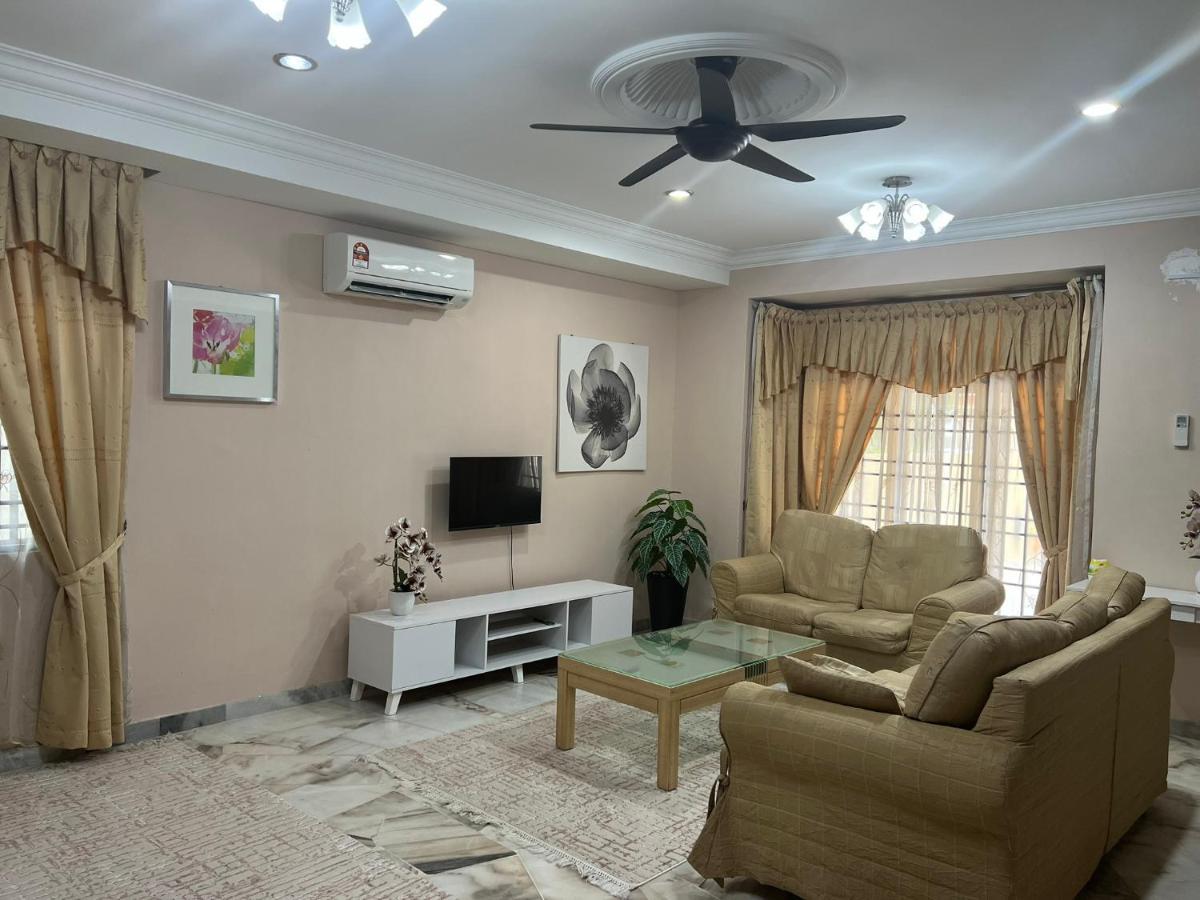D'Lestari Homestay Сери-Кембанган Экстерьер фото
