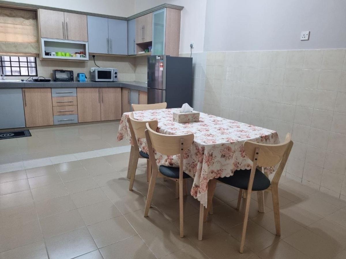 D'Lestari Homestay Сери-Кембанган Экстерьер фото